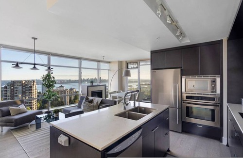 Central Lonsdale Apartment | Lonsdale Quay Flat in North Vancouver