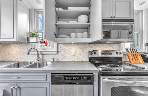 Clarkson House | Lorne Park Home, 20 Mins From Toronto