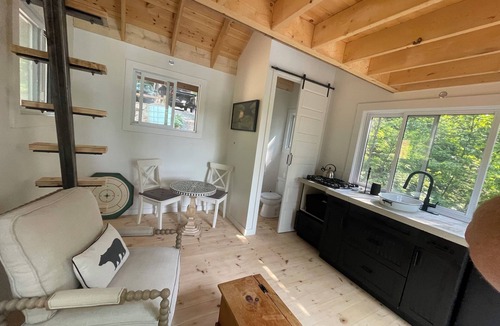 Frontenac Cabin | Lost Loft - NEW Waterfront Tiny Cottage. Sleeps 2, off-grid, quiet lake!