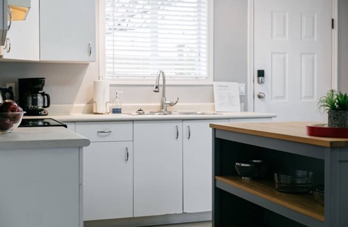 Colwood House | Lovely 2 bedroom suite steps from The beach