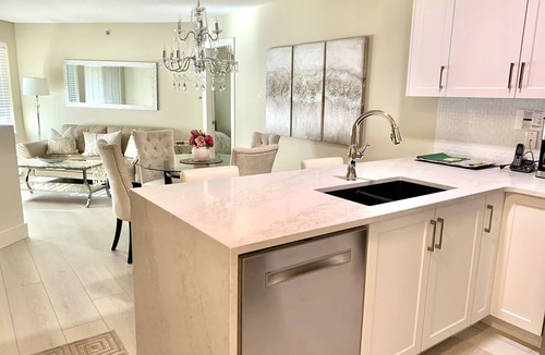 North End Condo | Lovely 2 BR/2 BA Pool Hot Tubs Downtown Waterscapes Walk to Waterfront/Dining