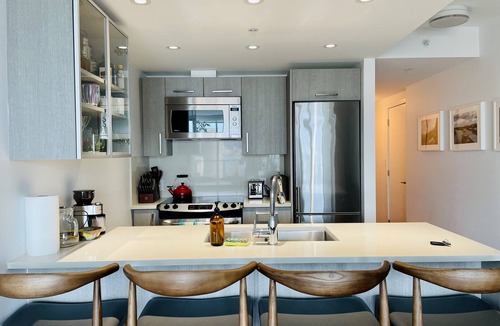 Downtown Eastside Condo | Lovely 2BD condo with amazing views + free parking