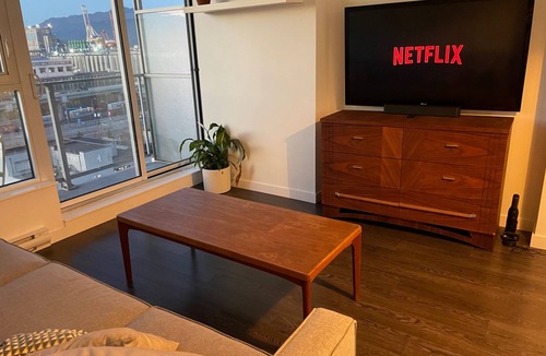 Downtown Eastside Condo | Lovely 2BD condo with amazing views + free parking