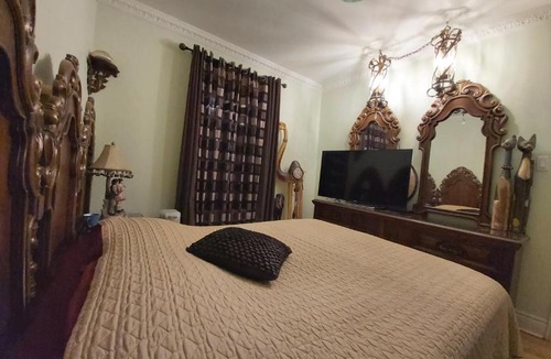 Cote-Saint-Paul House | Lovely Classic Room