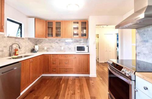 Saanich East House | LOVELY HOME 10 MINUTES TO DOWNTOWN !!!