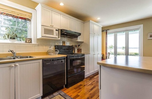 Lac-Brome House | Lovely Lac-Brome 3 Bedroom Lakefront Cottage