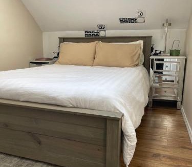 Queens Square House | Lovely two bedroom 5 minute walk from ocean