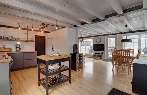 Stanstead Township Ski Chalet | Lovering Lakefront - Spa - Monarque