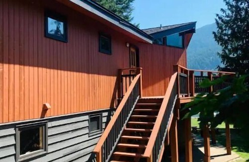 Nelson House | Lower 2 Bedroom Beach Walkout House with Saunan