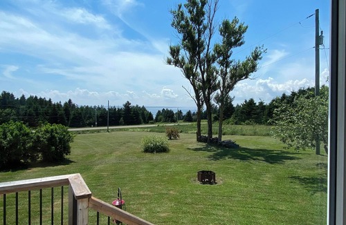 Souris House | Lower Loop Country Home/Surrounded by beautiful Canadian beaches!