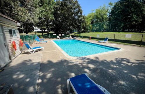 L'Amoreaux Apartment | Lower Penthouse Suite with Pools & Sunset Views