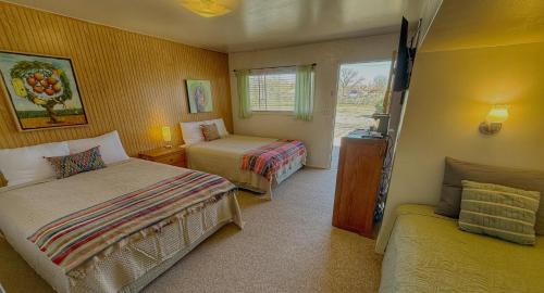 Bluff Hotel | Lucky Seven Shared Kitchen, Sleeps 4 Mokee Motel