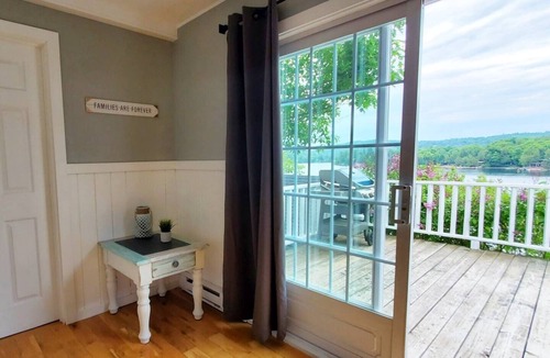 Val-des-Monts Cottage | Luminaire on Lac McGregor