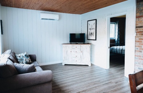 Sainte-Marguerite Ski Chalet | Luna-Cloud Chalet: river, adventure, AC, Wi-Fi, BBQ, pet-friendly. Ideal for gro