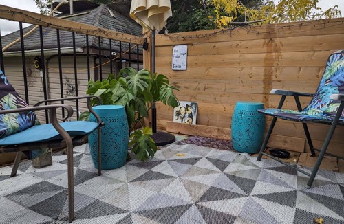 Niagara Falls Apartment | Luna house- City Centre and Bus Stop - Perfect for 2 people and pet + hot tub