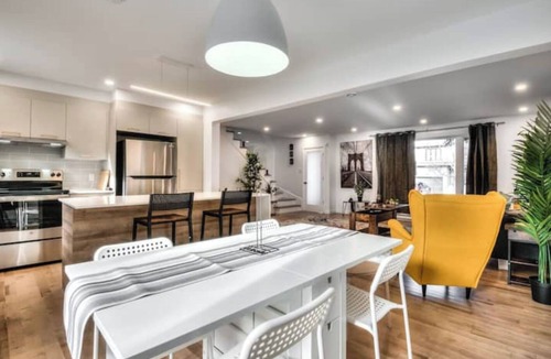 Brossard House | Lux. 4BR House with Pool near DT