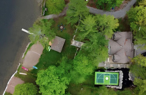 Buckhorn Cottage | LUX Lakefront: Sleeps18+Pickleball+HotTub+Sauna+Gym+Arcade+Basketball+Volleyball