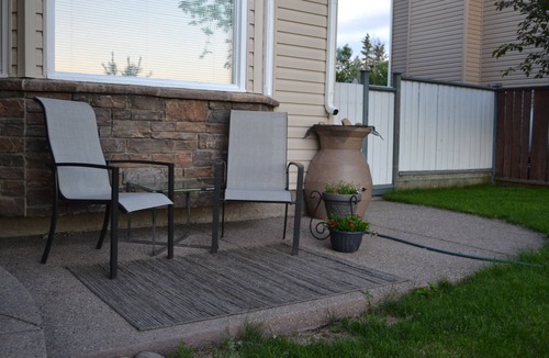 Sundre Apartment | Lux town suite Backs onto river & paths with fireplace