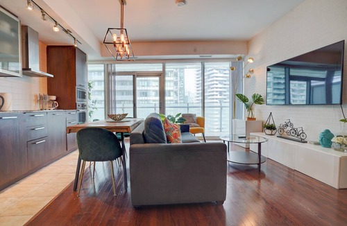 Toronto Entertainment District Condo | Luxe 3BR/2BA | Cold Plunge + Steam + Sauna Spa | Parking | Downtown Toronto