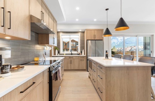Teepee Town Apartment | Luxe 4BR Retreat + Hot Tub & Scenic Mountain Views