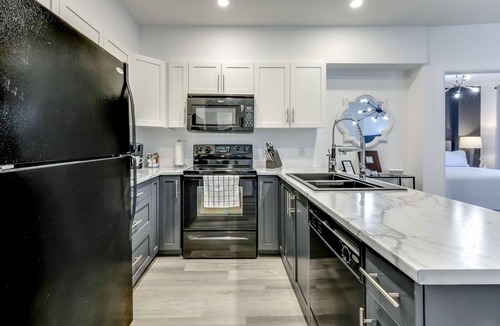South Pandosy Condo | Luxe, Modern ☀️ Pool, Hot Tub, Gym☀️ Beach🍷Walk to Best Restaurants! Book Now‼️