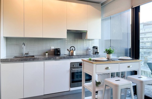Wellington Place Condo | Luxe Urban Nest @ King & Bathurst with Heated Balconyn