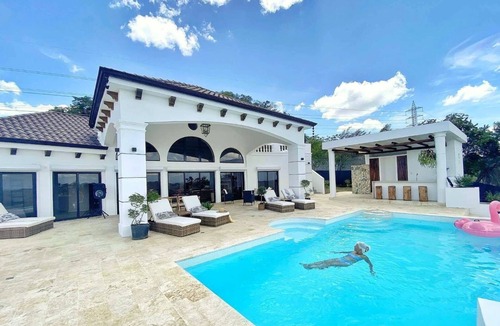 Saint-Rosaire Villa | Luxueuse Villa Privée Avec vue Panoramique et Piscine Infinie