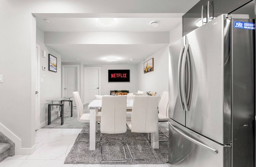 Beaumont House | Luxurious 1 bedroom + Den Near Edmonton International Airport