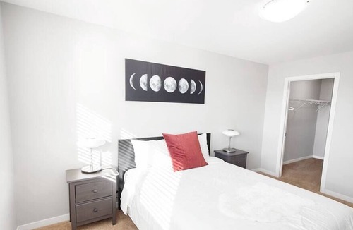 Fort Gary House | Luxurious 2 Bedroom Townhouse with Garage & Wi-Fi!
