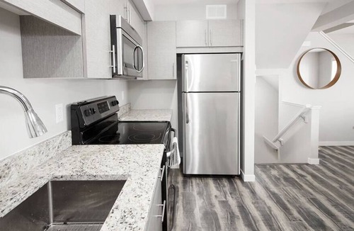 Fort Gary House | Luxurious 2 Bedroom Townhouse with Garage & Wi-Fi!