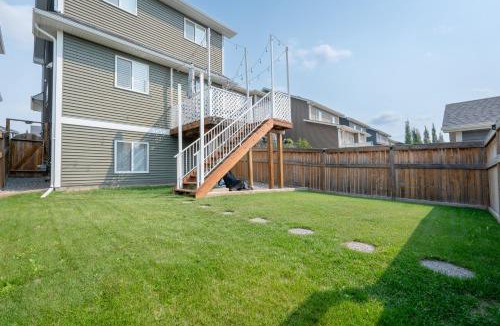 Cochrane House | Luxurious 3-Bedrooms with Office & Media Room