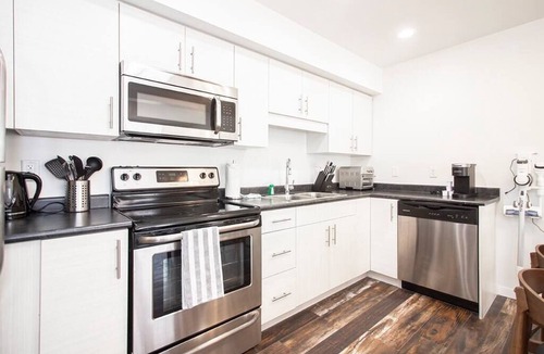 Fort Gary House | Luxurious 3BDRM townhouse with parking and Wi-Fi!