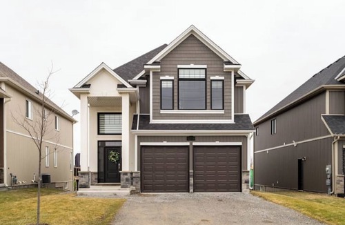 Welland House | Luxurious 4-bedroom home with Elegant Finishes in Thorold