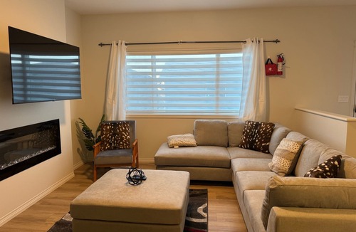 Northeast Edmonton House | Luxurious | 4 Bedrooms| Main Floor of House| Families| Groups| Individuals|