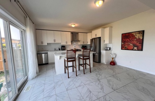 Ayr House | Luxurious 5-Bdrm villa, Bdrm on Main Floor, 10/15 min to Paris/Cambridge/Kitchnr