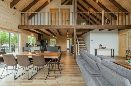 Chertsey Ski Chalet | Luxurious 5BR wood chalet, spa, fireplace, AC, high-speed Internet, kid-friendly