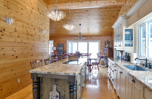 Orillia Cottage | Luxurious All-season Simcoe Lakefront Cottage