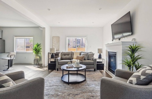 Innisfil House | Luxurious and Beautiful Home in Barrie