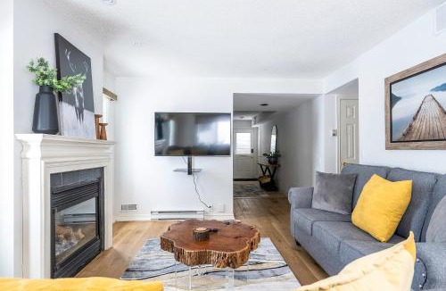 The Blue Mountains House | Luxurious Blue Mountain 3BR & 3BTH Walk-in to Village
