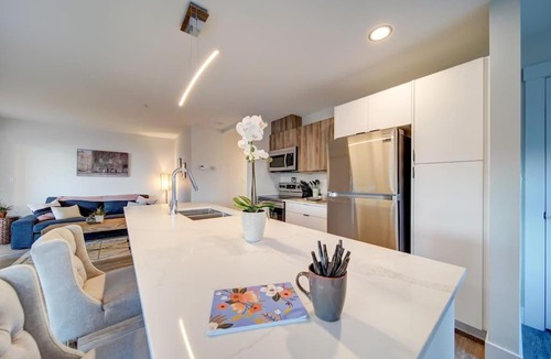 North End Apartment | Luxurious Brand New Modern Condo Parking Coffee Location!