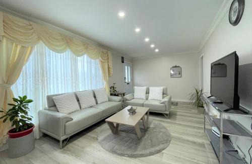 Scarborough House | Luxurious Cozy House in Bluffs with Lake View