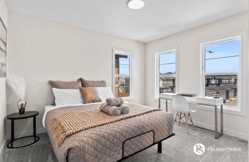 Airdrie House | Luxurious Detached House with Private Garage, Lake View, Central AC & More