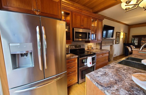 West End Apartment | Luxurious & Elegant With Waterfalls & Water Views