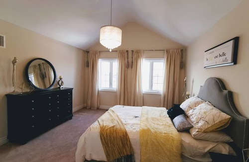 Uxbridge House | Luxurious getaway close to the city