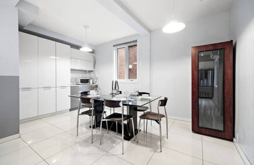Cote-Des-Neiges—Notre-Dame-De-Grace House | Luxurious House Big Terrace | Sleeps 16 | 3bath