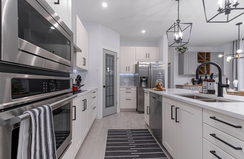 Fort Gary House | Luxurious House in a Desired Location, King Bed