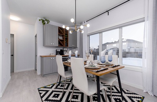 Fort Gary House | Luxurious House in a Desired Location, King Bed