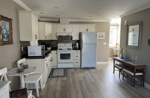 Delta House | Luxurious King Bed Private Entrance In Ladner
