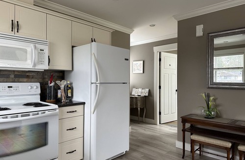 Delta House | Luxurious King Bed Private Entrance In Ladner