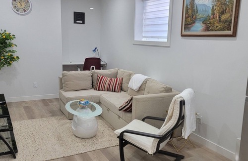 Northwest Edmonton Apartment | Luxurious Kinglet Guest Suite Near WEM